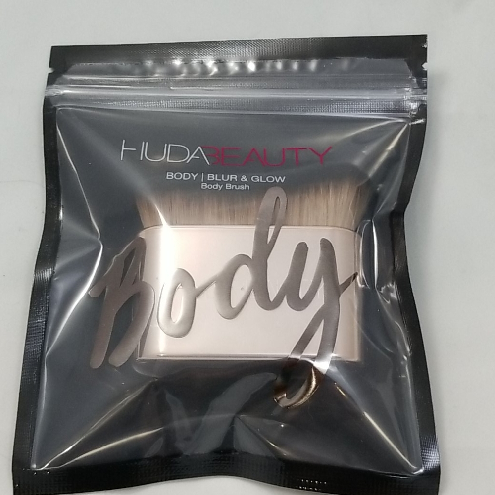 Huda Beauty Body Brush